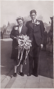 CEL-0003 Trouwfoto van Simon (Siem) Leeuwerink (*6-7-1917) en Marie (Rie) Geugjes (*13-11-1919) op 1 mei 1946, ...